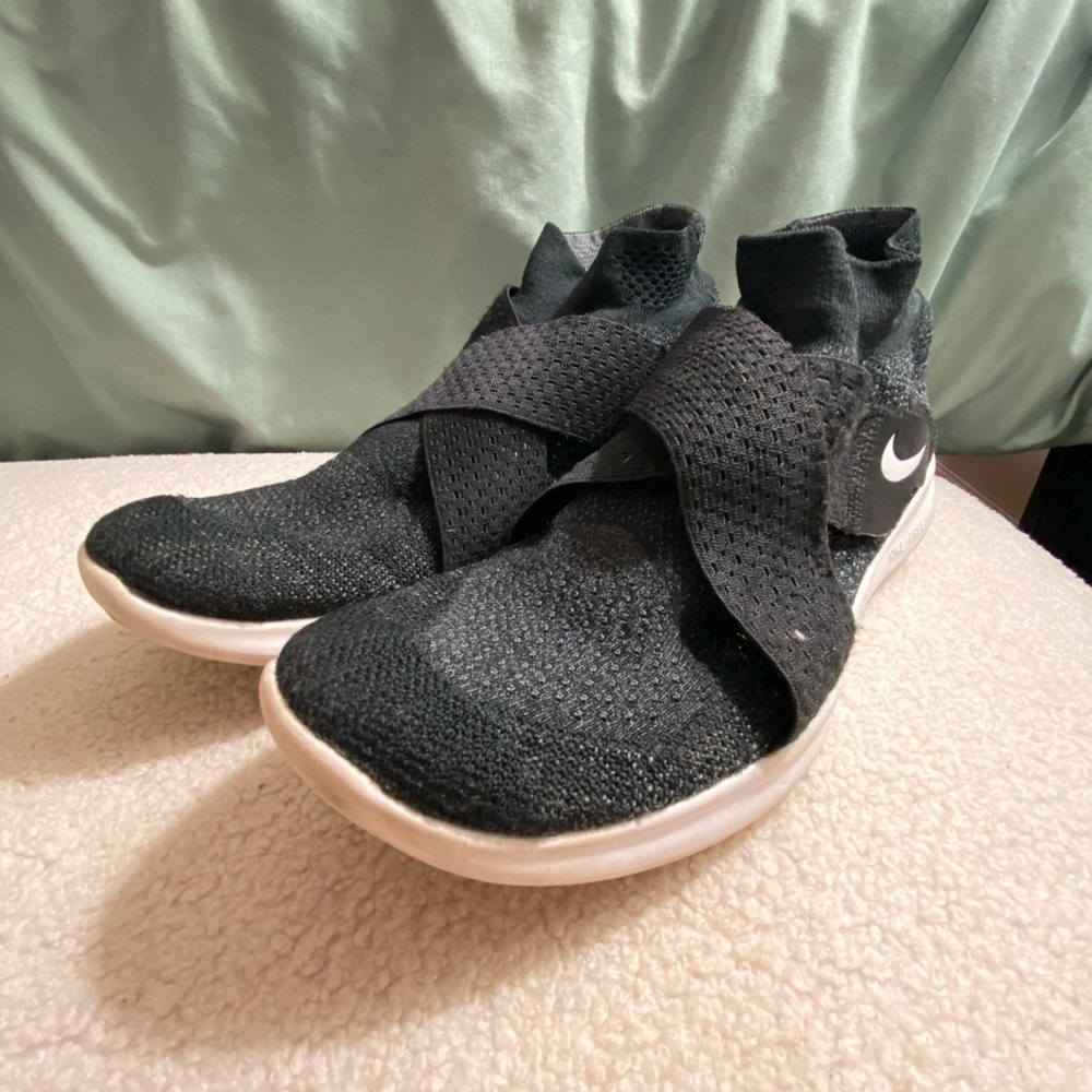 Nike size 8 Velcro adjustable shoes!